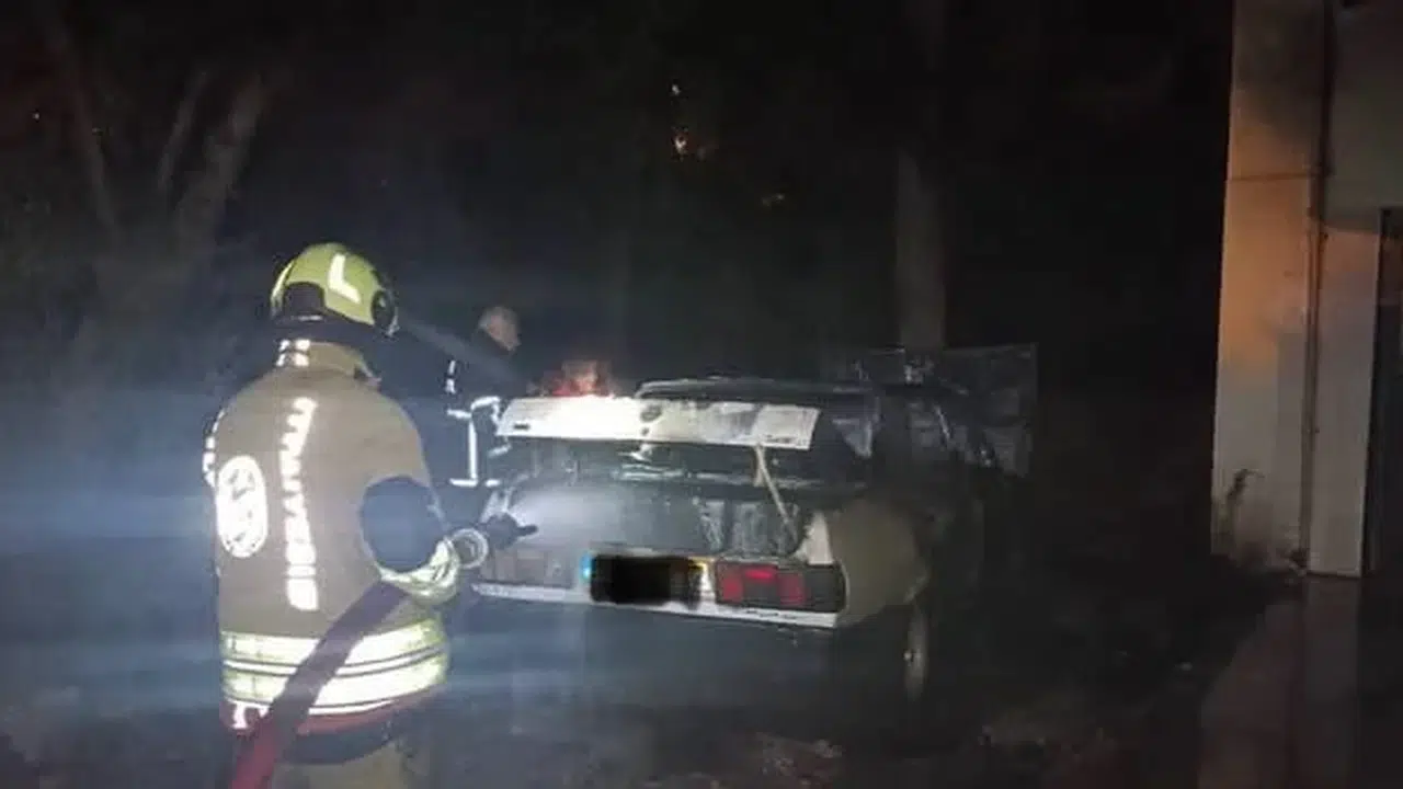 Hatay'ın Dörtyol ilçesinde park halindeki otomobilde yangın çıktı