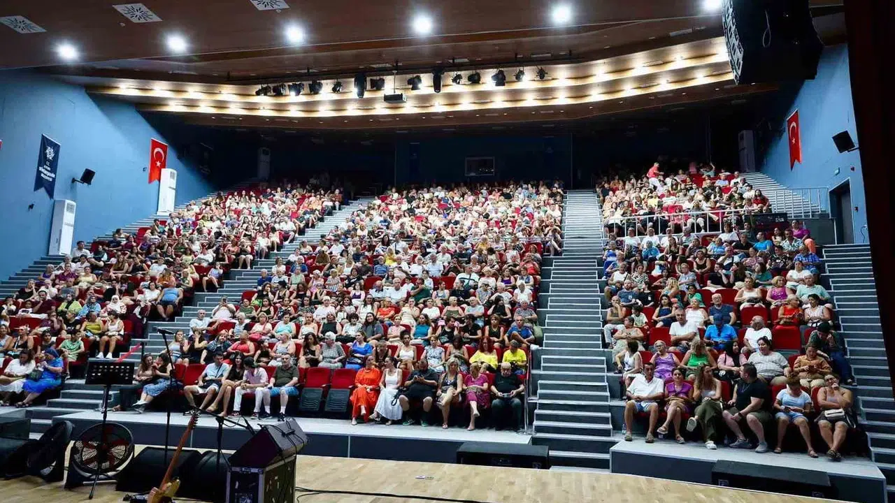 Gece Yolcuları grubu Didim'de sahne aldı