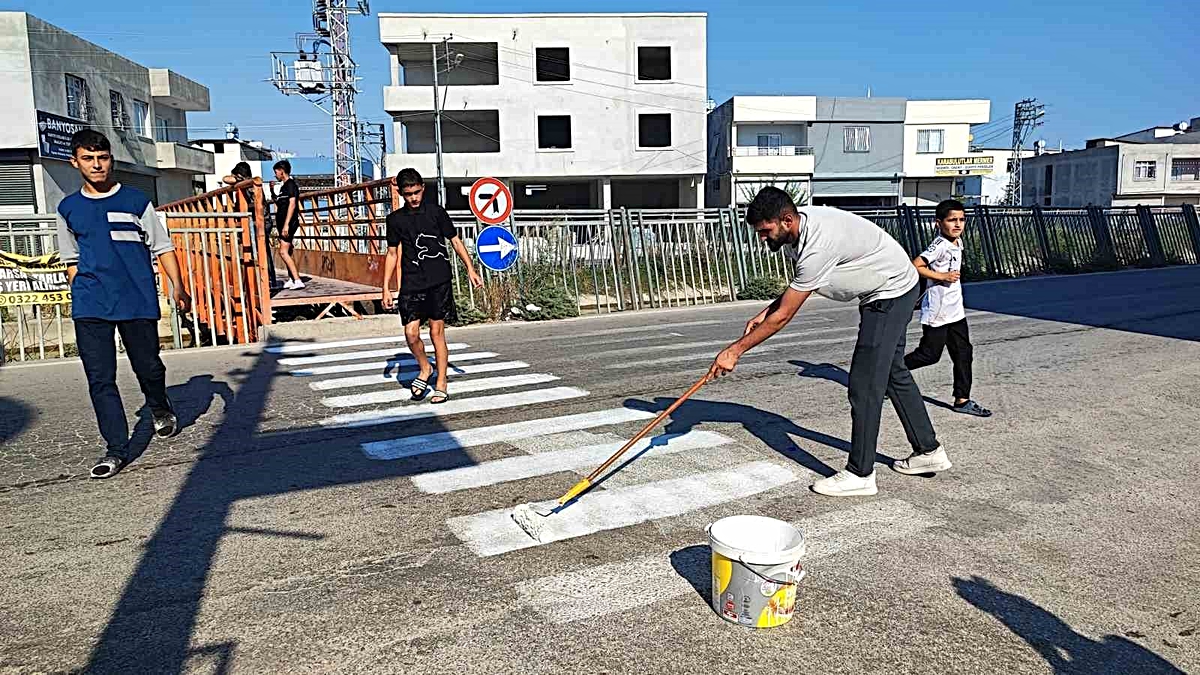 Adana'da bir veli okul yoluna kendi imkanlarıyla yaya geçidi çizdi