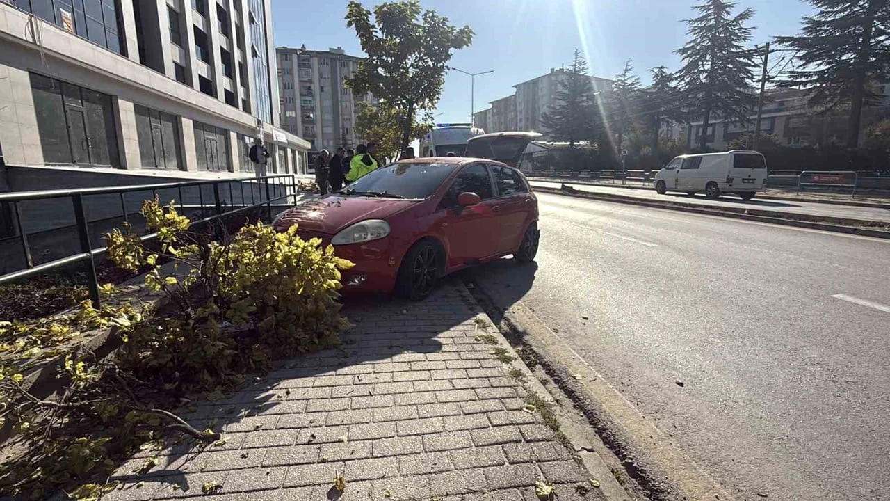 Eskişehir'de alkollü sürücü araçlara ve ağaca çarparak durabildi