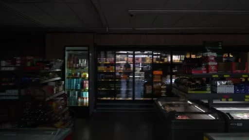 Maltepe'de ruhsatsız ve sağlıksız şartlarda çalışan zincir market kapatıldı
