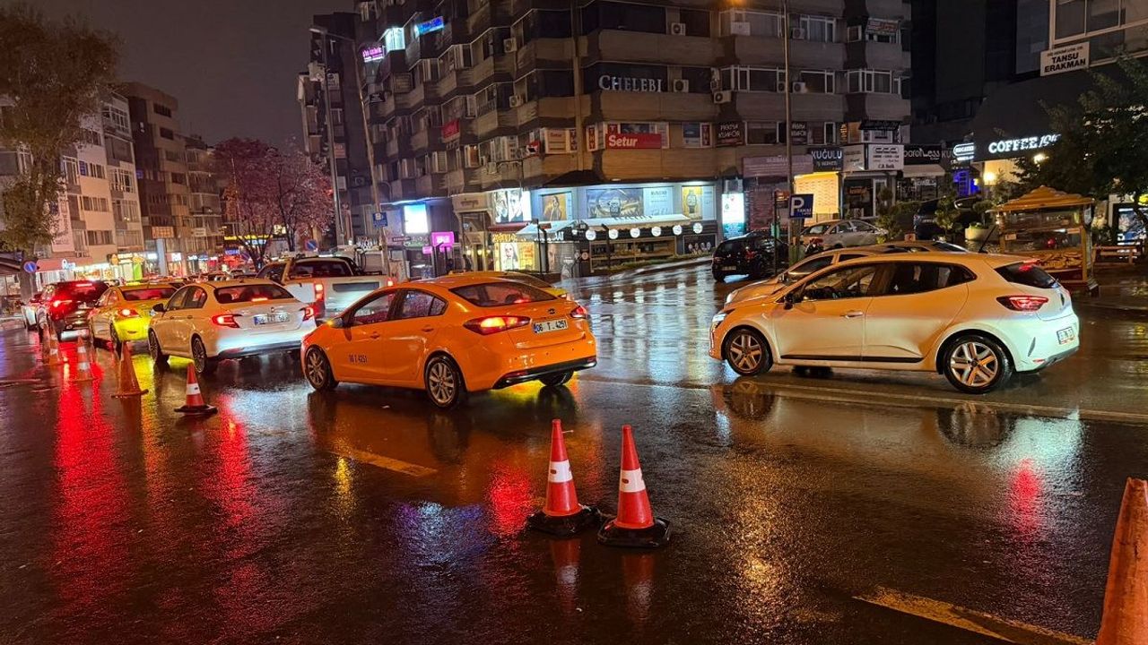 Ankara'da akşam saatlerinde etkili olan sağanak yağış hayatı olumsuz etkiledi