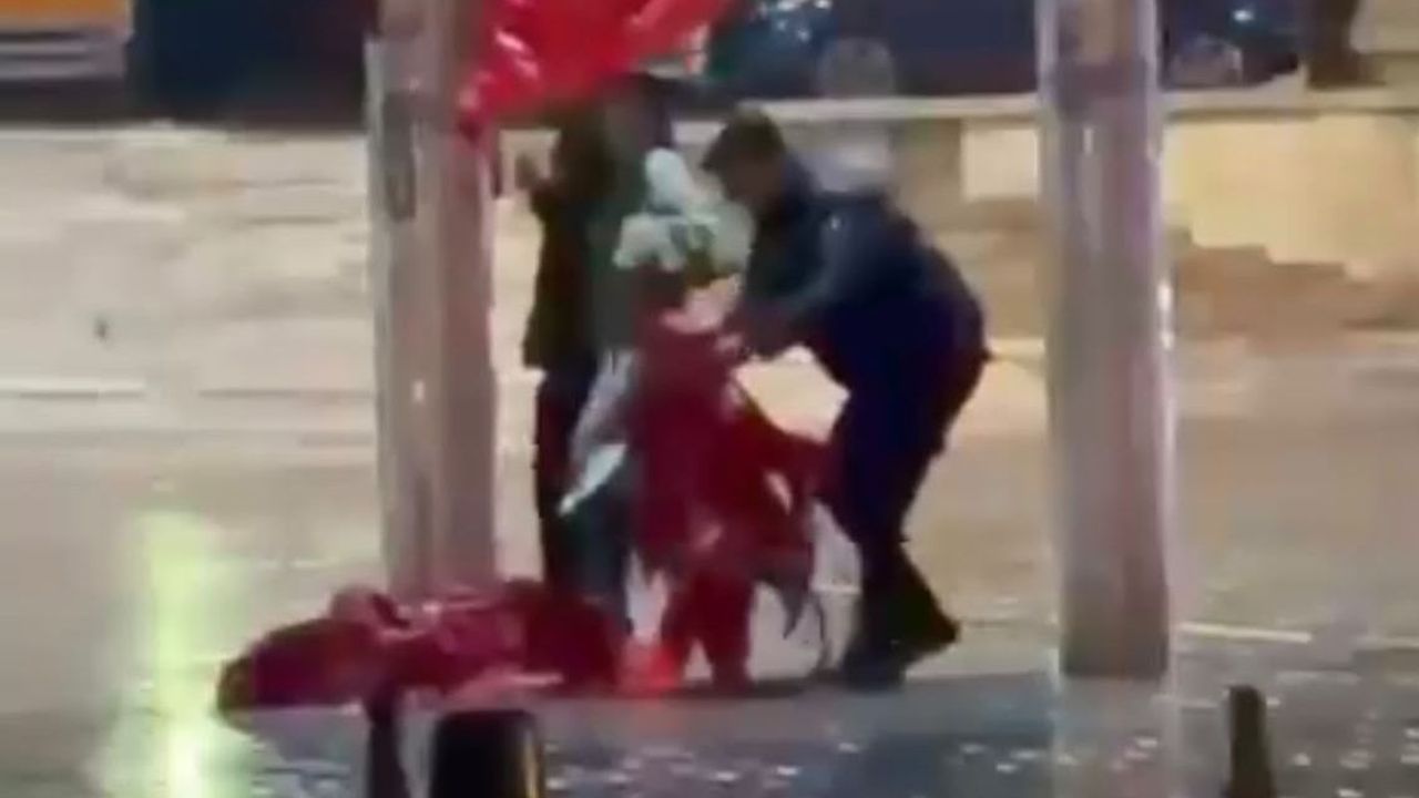Taksim'de fırtınanın düşürdüğü Türk bayrağını çevik kuvvet polisi yerden aldı