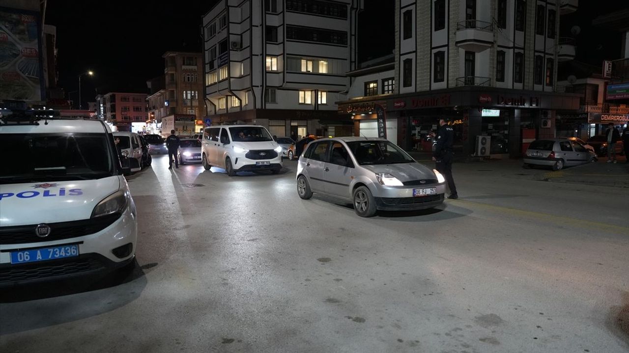 Ankara Çubuk'ta 40 polisin katılımıyla asayiş ve trafik denetimi yapıldı
