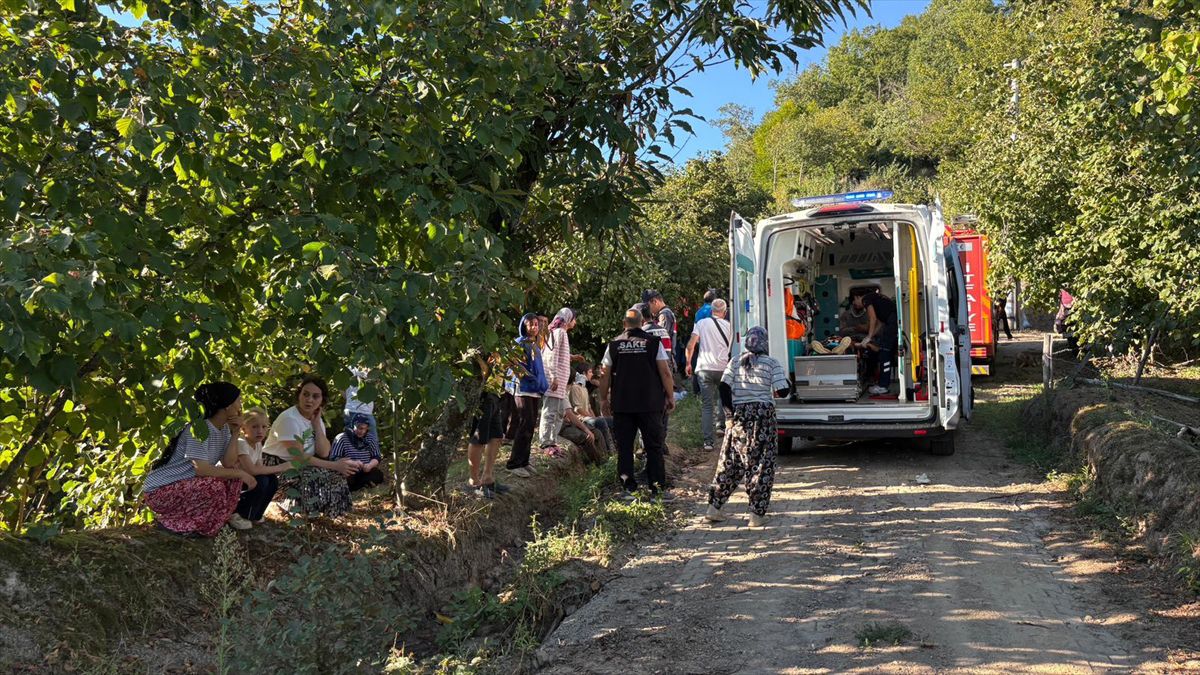 Sakarya Hendek'te işçi taşıyan traktör devrildi: 18 yaralı