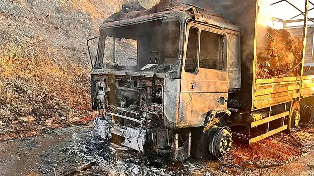 Gaziantep'te seyir halindeki tır alevler içinde kaldı
