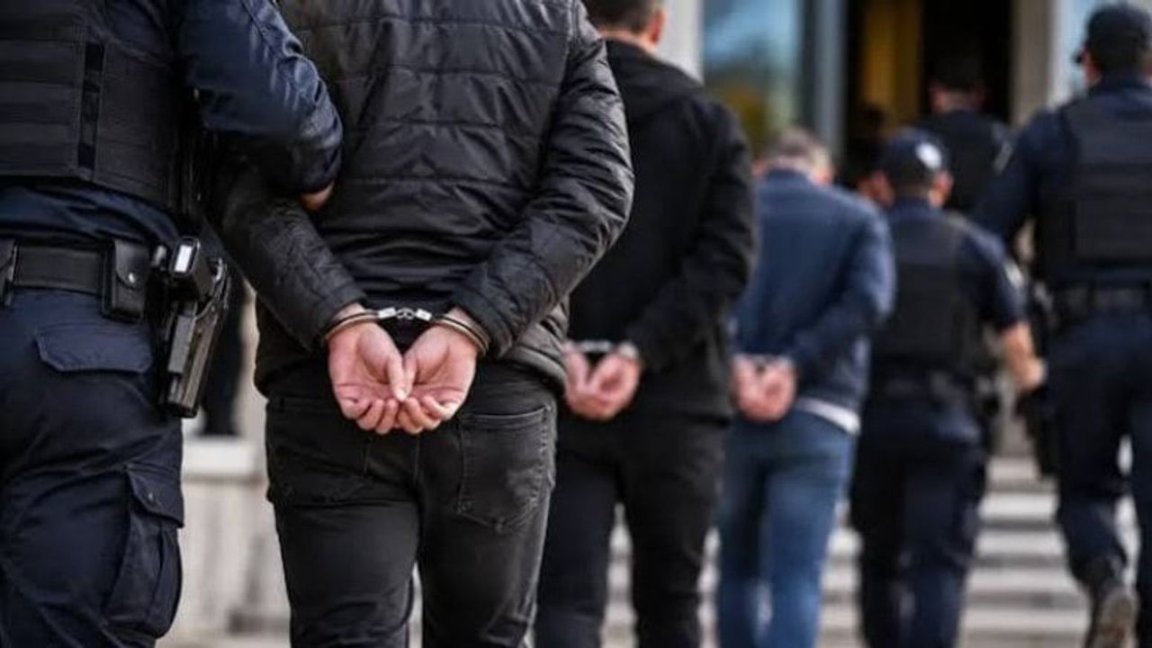 İzmir'de uyuşturucu operasyonunda gözaltına alınan 10 şüpheli serbest bırakıldı