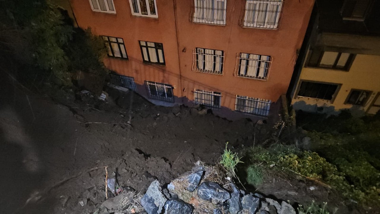 İstanbul'da sağanak yağış: Yol çöktü, toprak kayması nedeniyle 25 kişi tahliye edildi