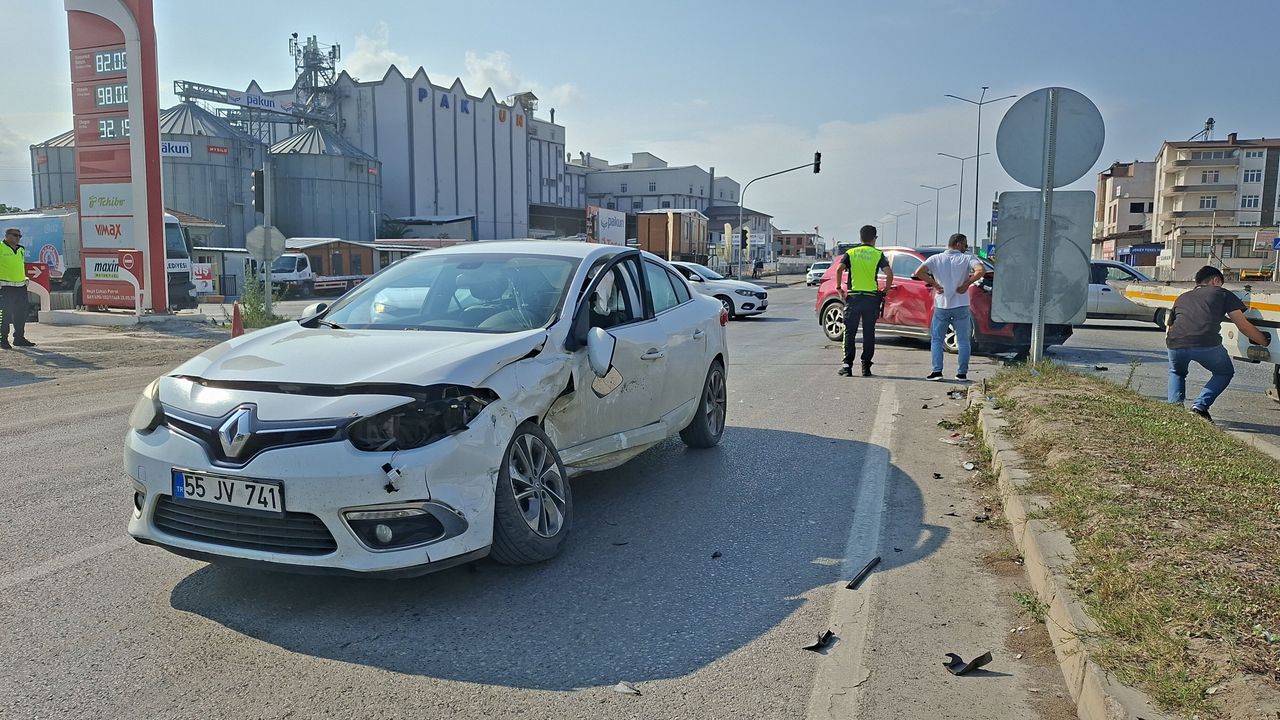 Bafra'da iki otomobilin çarpıştığı trafik kazasında 3 yaralı var