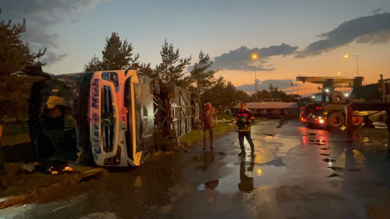 Kayseri'de yolcu otobüsü ile benzin yüklü tanker çarpıştı: 39 yaralı