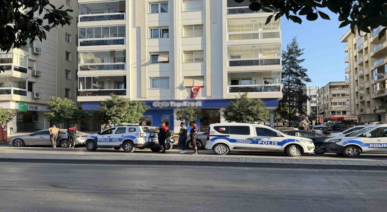 İzmir'de banka şubesinde silahlı soygun girişimi ve rehin alma olayı