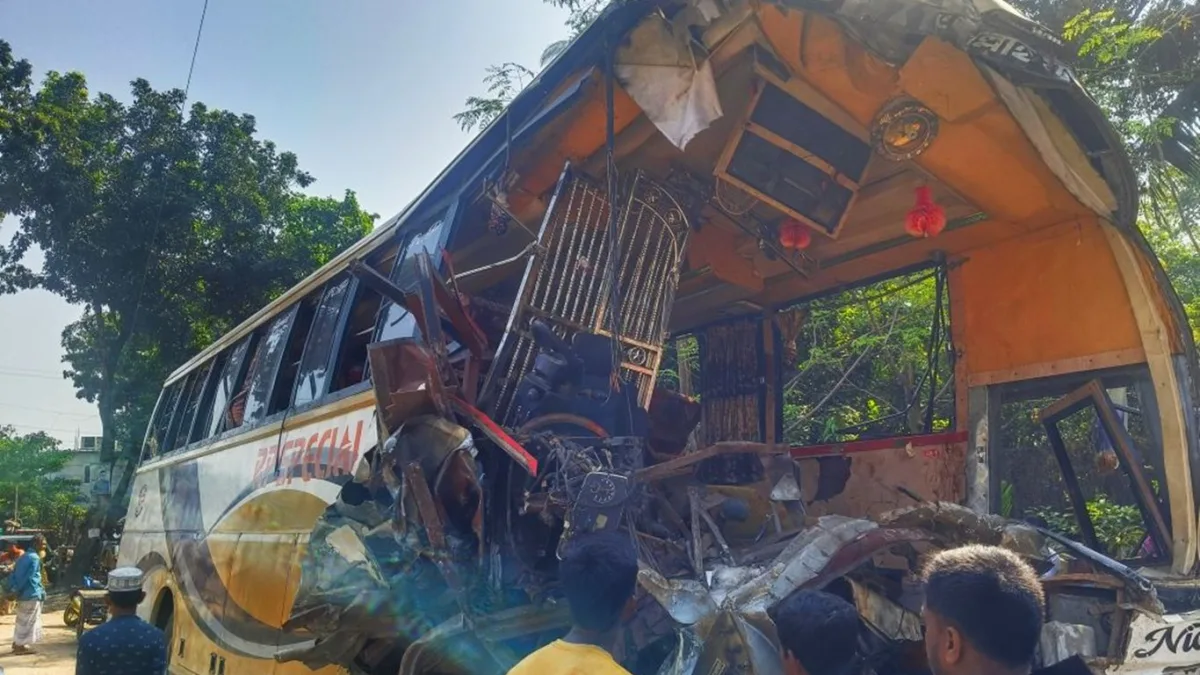 Bangladeş'te otobüs ile kamyonun çarpışması sonucu 14 kişi öldü