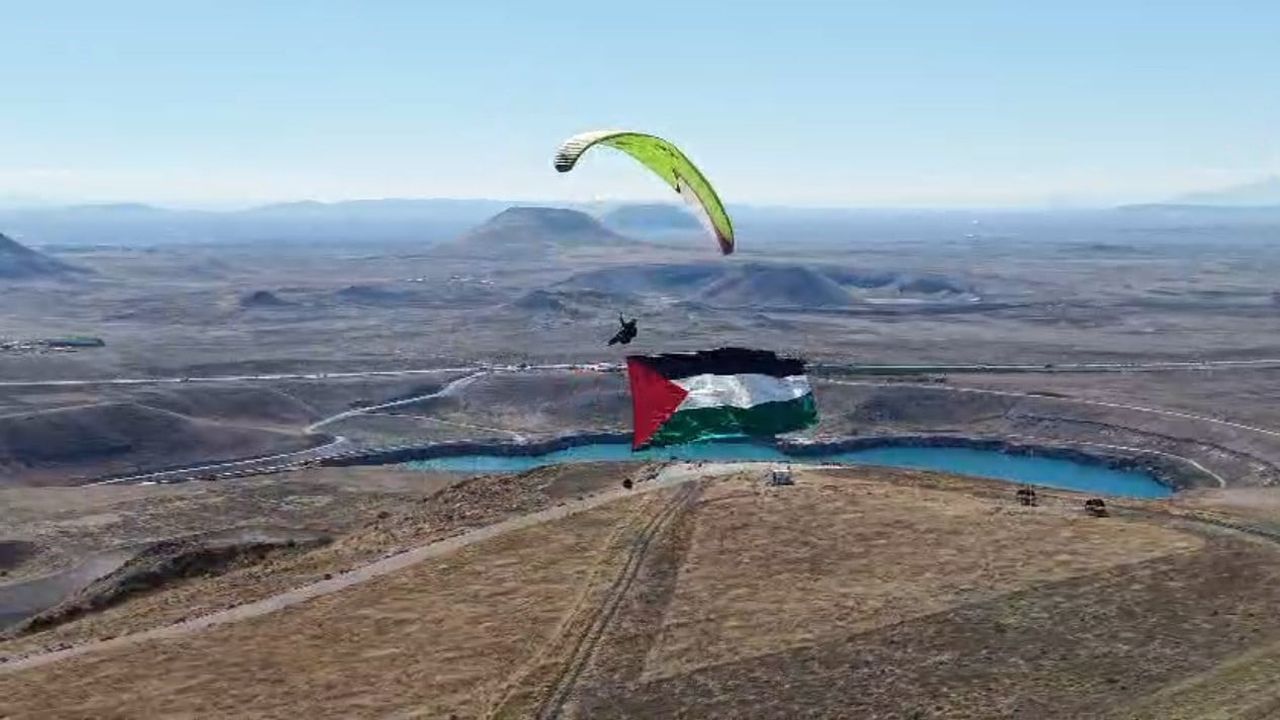 Konya Karapınar'da yamaç paraşütüyle gökyüzünde Filistin bayrağı açıldı