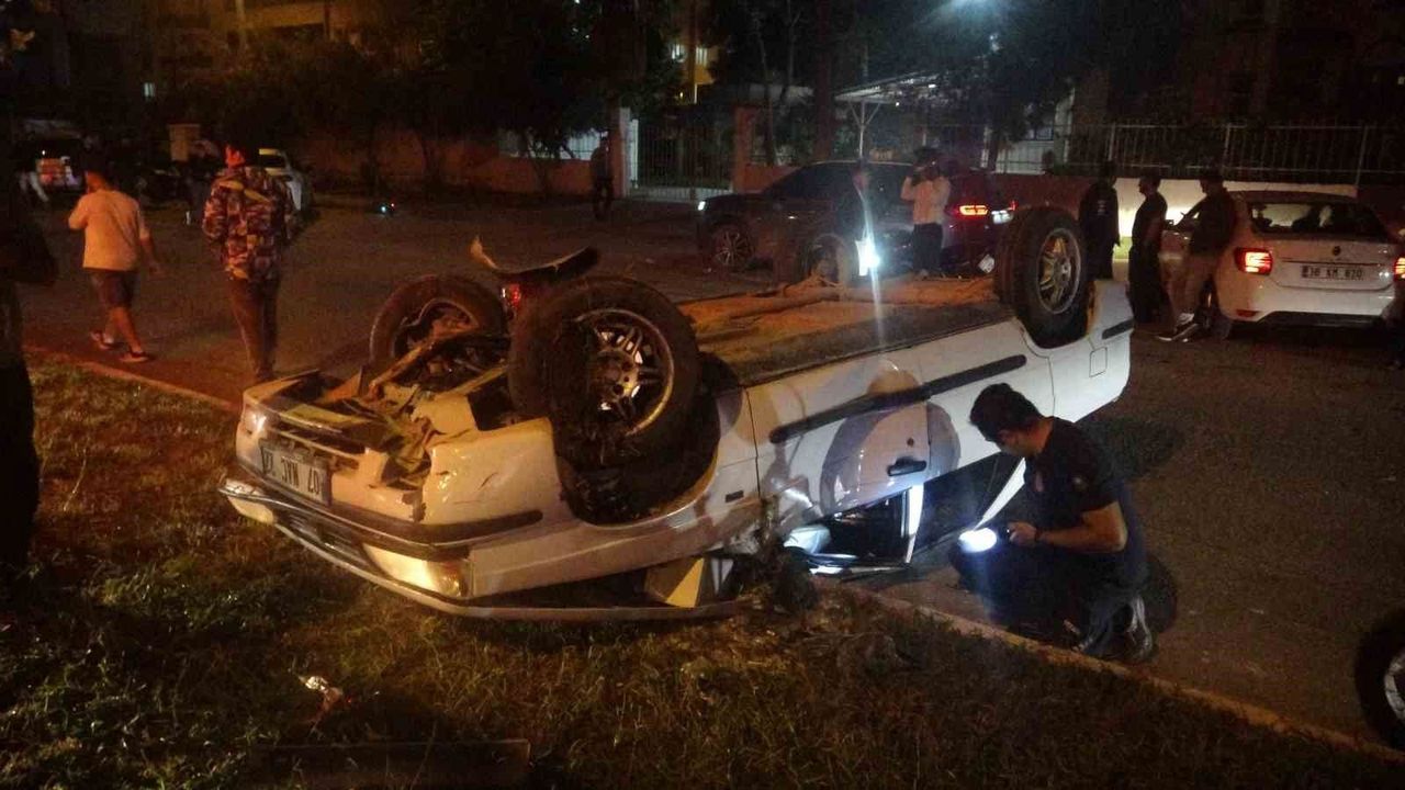 Antalya'da kontrolden çıkan otomobil refüje çarparak takla attı