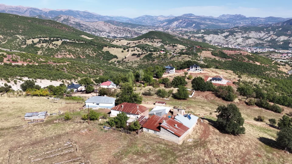 Tunceli Kuru Sipi'de bozuk yol ulaşım ve sağlık hizmetlerini aksatıyor