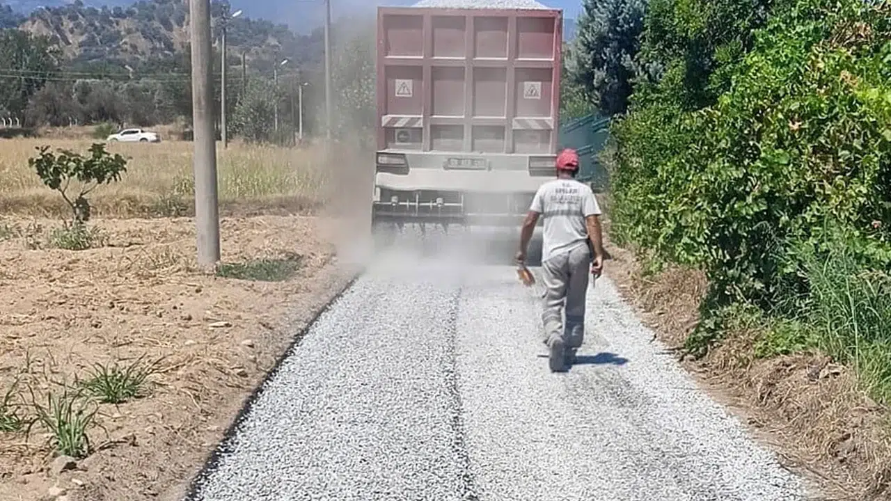 Efeler'de Umurlu ve Emirdoğan bağlantı yolları asfaltlanıyor