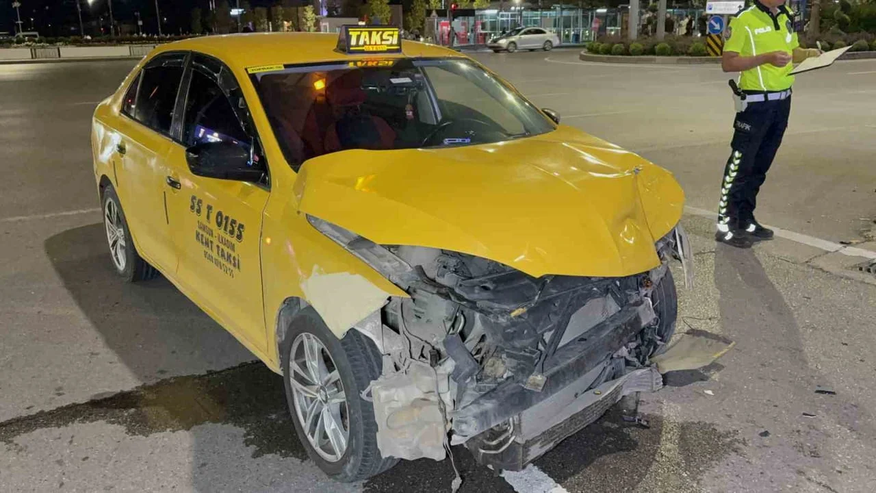 Samsun'da iki ticari taksinin çarpıştığı kazada 2 sürücü yaralandı
