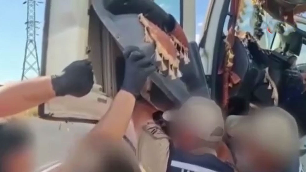 Şırnak'ta durdurulan 3 tırda 19 tabanca ve uyuşturucu madde ele geçirildi