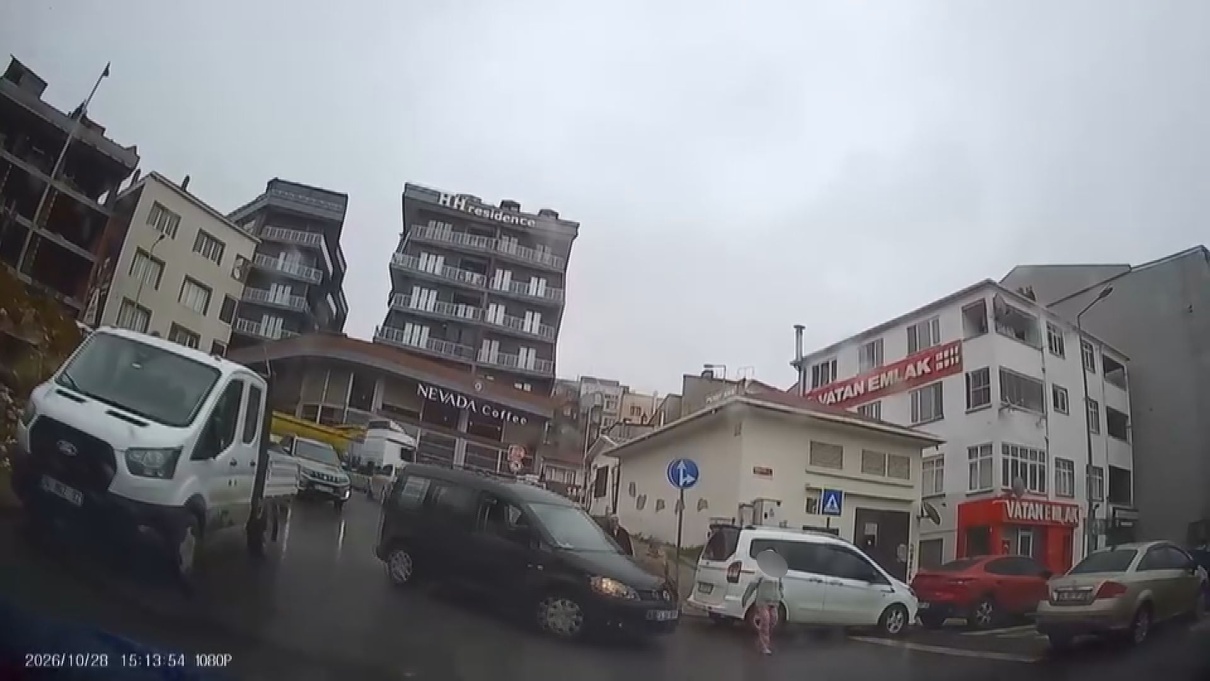 Arnavutköy'de hafif ticari aracın çarptığı kız çocuğu hafif yaralandı