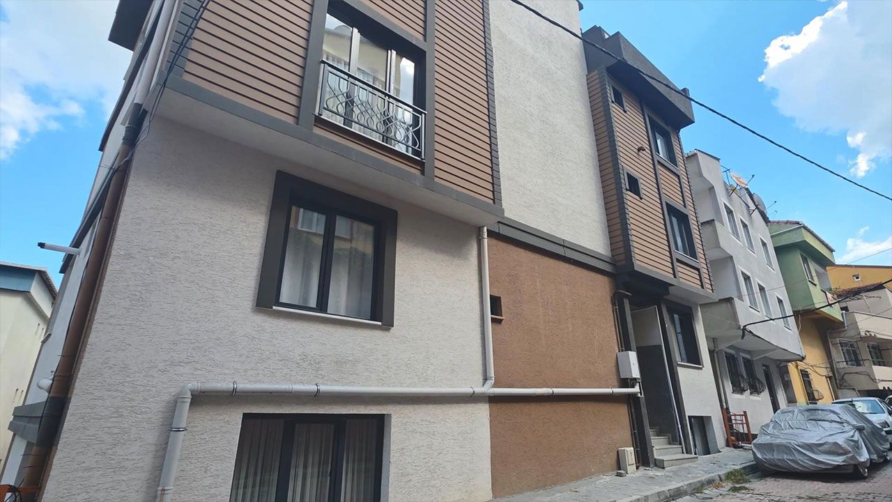 Kağıthane'de hırsızlık şüphesiyle kapıları yoklayan kadınlar ev sahibine yakalandı