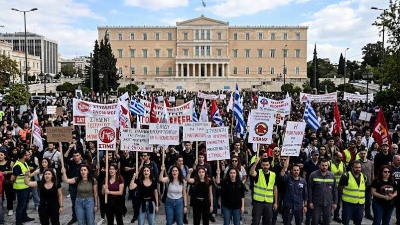 Yunanistan'da öğrenciler ve memurlar anayasa değişikliği için eylem yaptı
