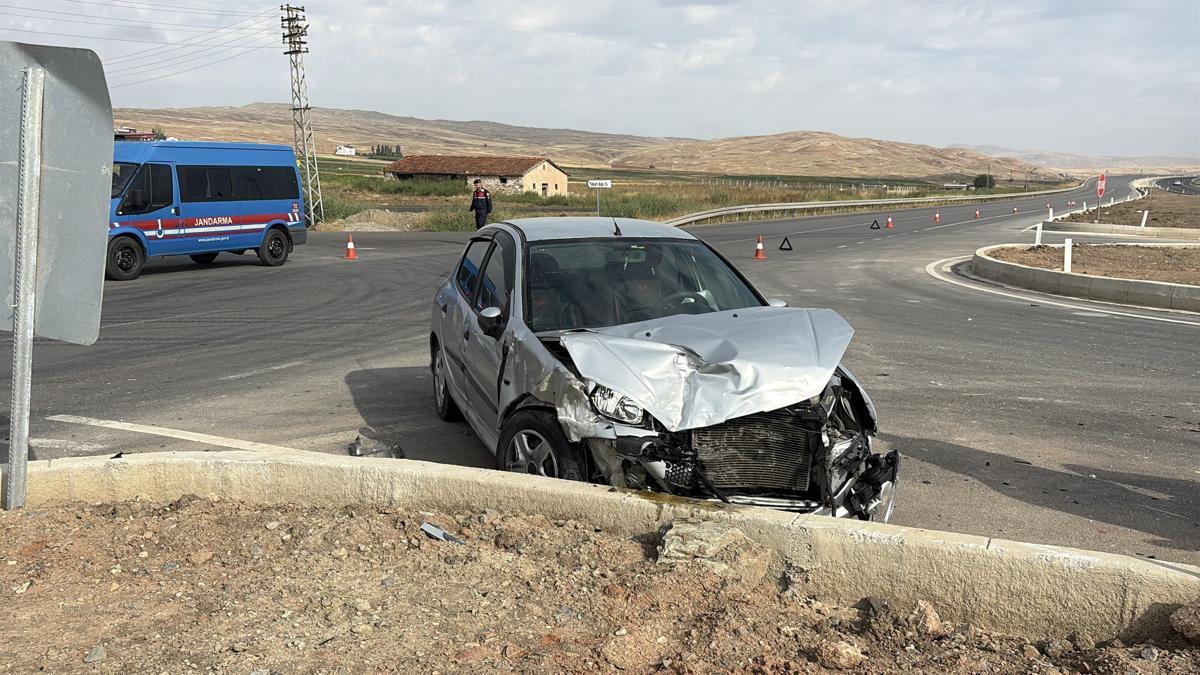Sivas'ta iki otomobilin çarpıştığı kazada 4 kişi yaralandı