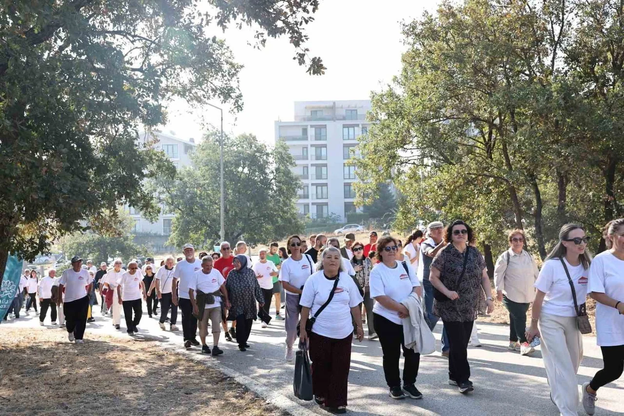 Nilüfer'de Alzheimer farkındalığı için ormanda yürüyüş yapıldı