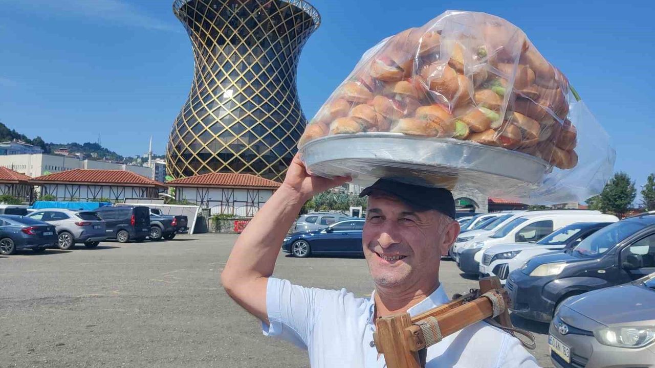 Rize'de 34 yıldır sandviç satan Cemil Baltacı mesleğini sürdürüyor