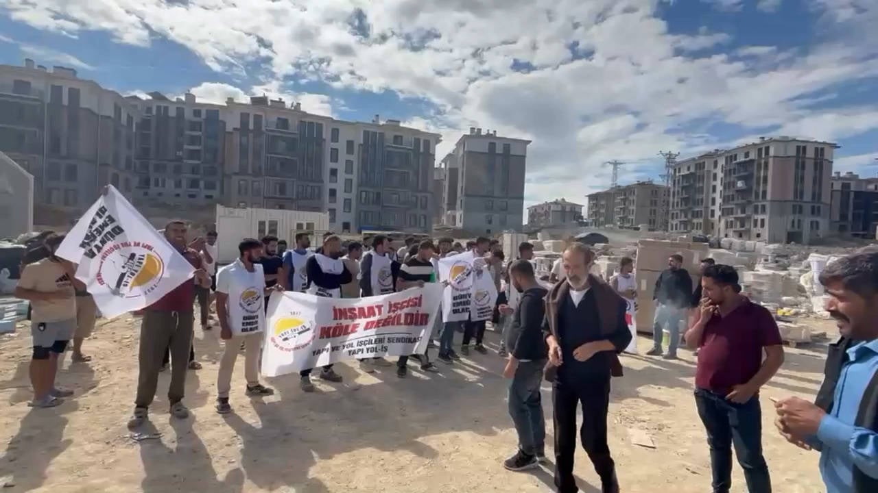 Arnavutköy'deki Emlak Konut GYO şantiyesinde işçiler eylem başlattı