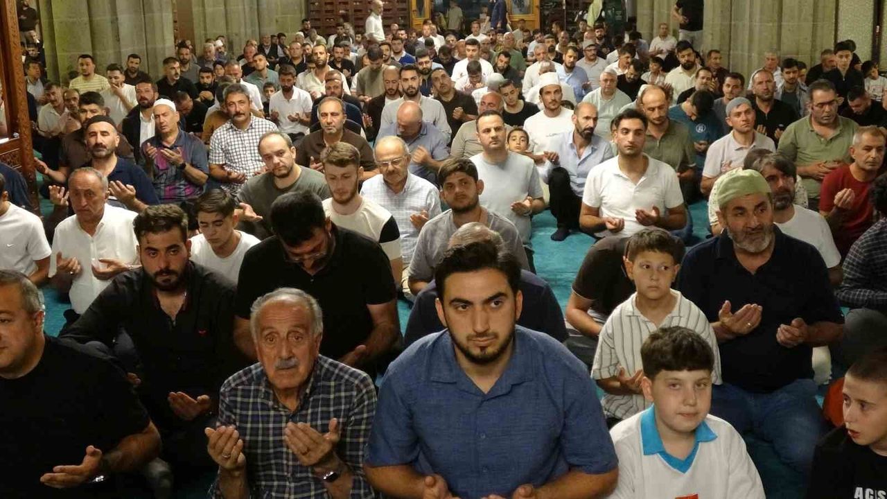 Erzurum'da Mevlid Kandili programlarına vatandaşlar yoğun ilgi gösterdi
