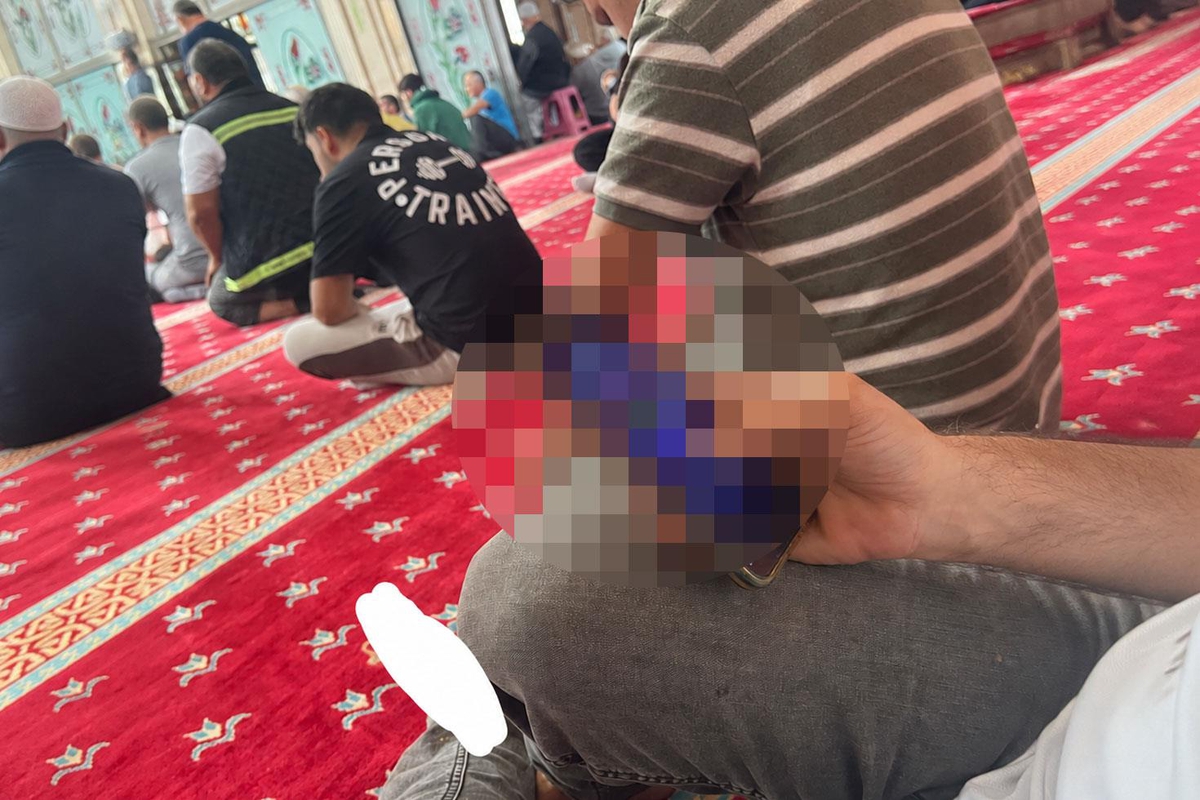 Cami içerisinde telefonla kumar oynayan şahıs görüntüsü tepki çekti