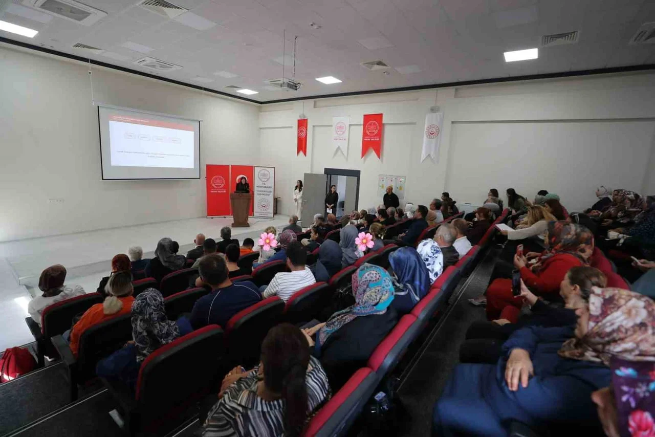 Hatay'da koruyucu ailelere çocuklarla iletişim ve davranış geliştirme eğitimi verildi
