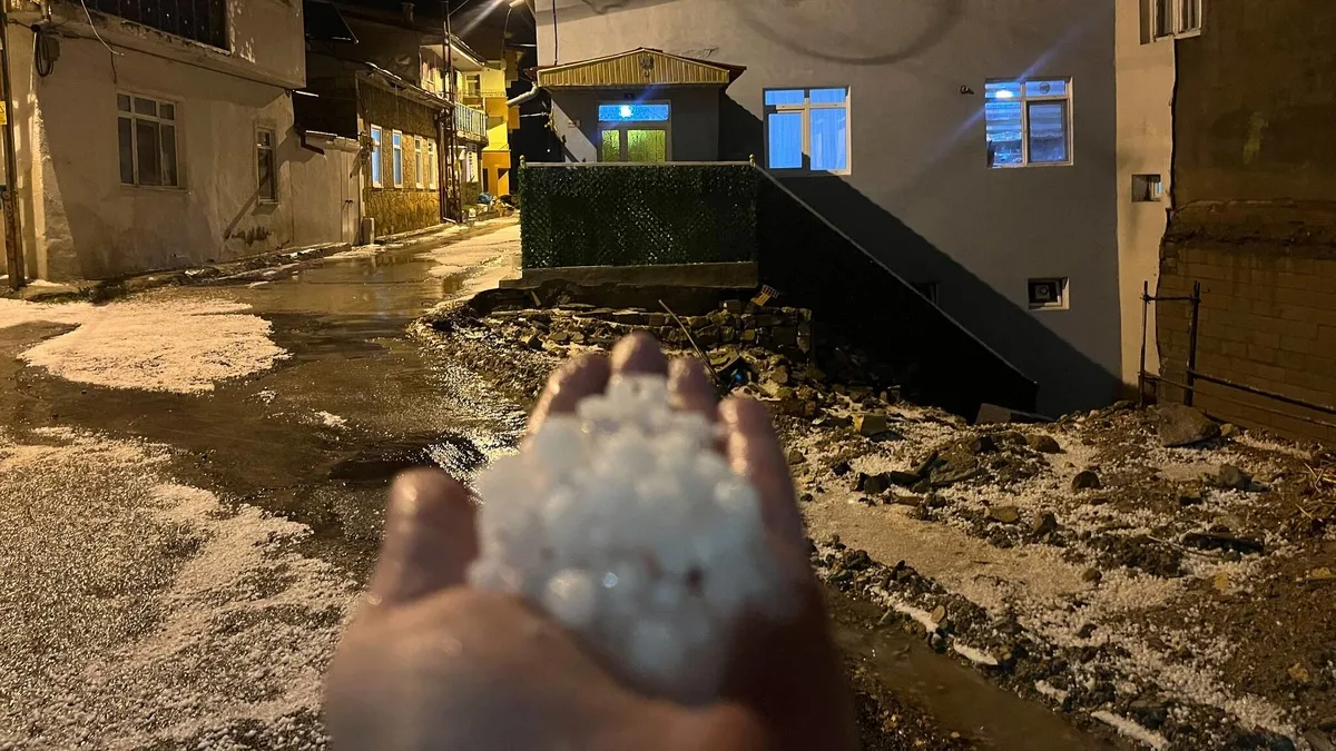 Bayburt'ta fındık büyüklüğünde dolu yağışı sokakları beyaza bürüdü