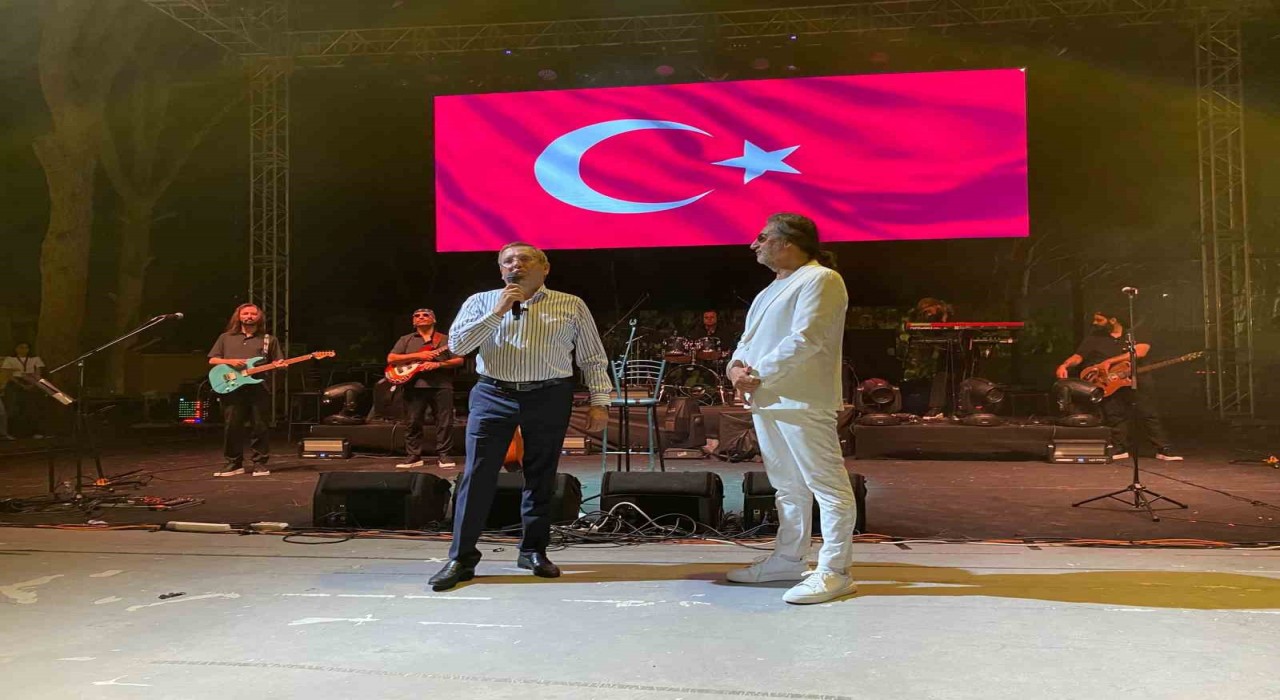 Pop sanatçısı Çelik Ayvalık'ın kurtuluş yıl dönümünde sahne aldı