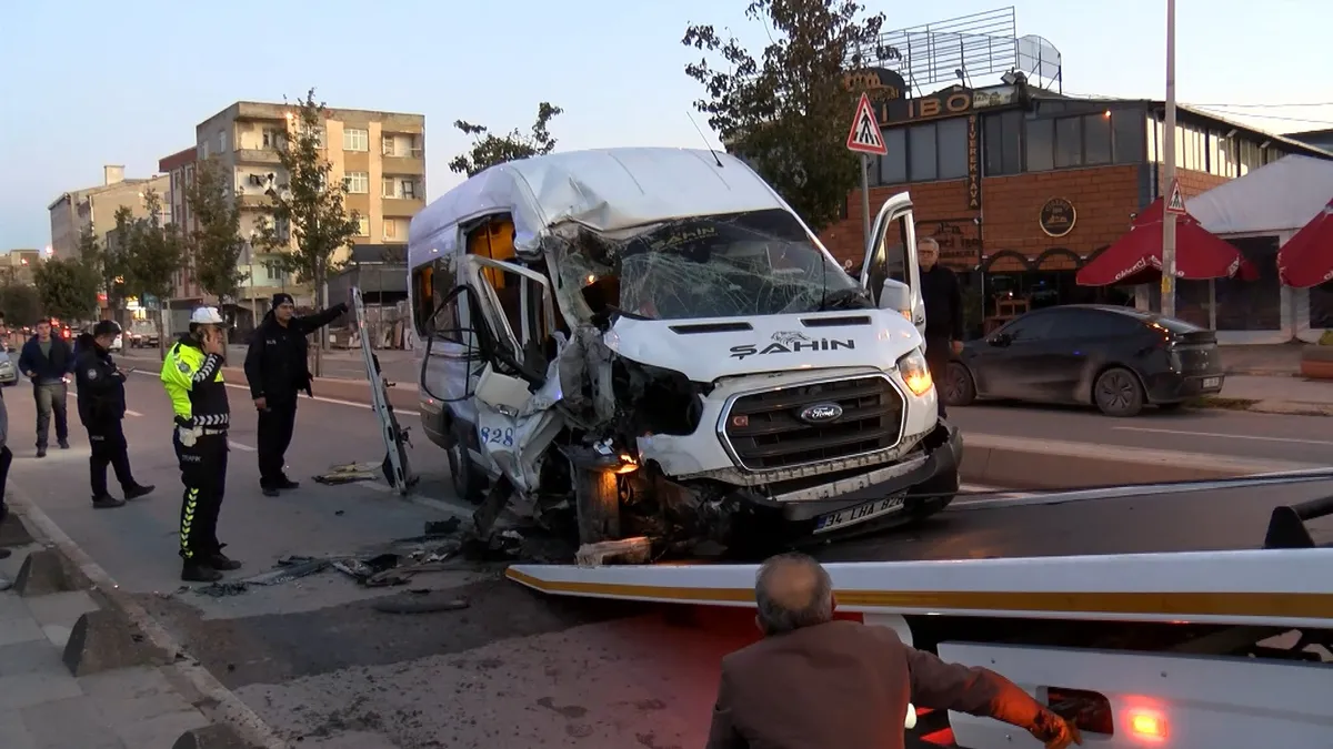 Arnavutköy'de servis minibüsünün kamyona çarpması sonucu 9 kişi yaralandı
