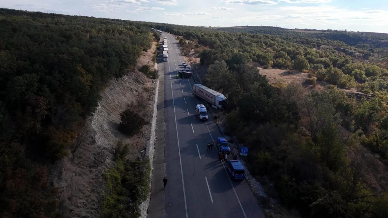 Edirne'de tır ile kamyonetin çarpışması sonucu 4 kişi yaralandı