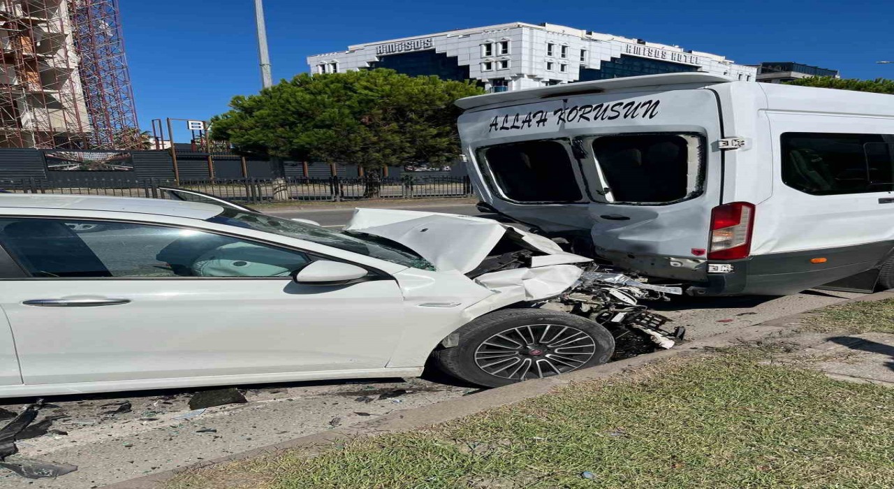 Samsun'da otomobilin minibüse arkadan çarpması sonucu 4 kişi yaralandı