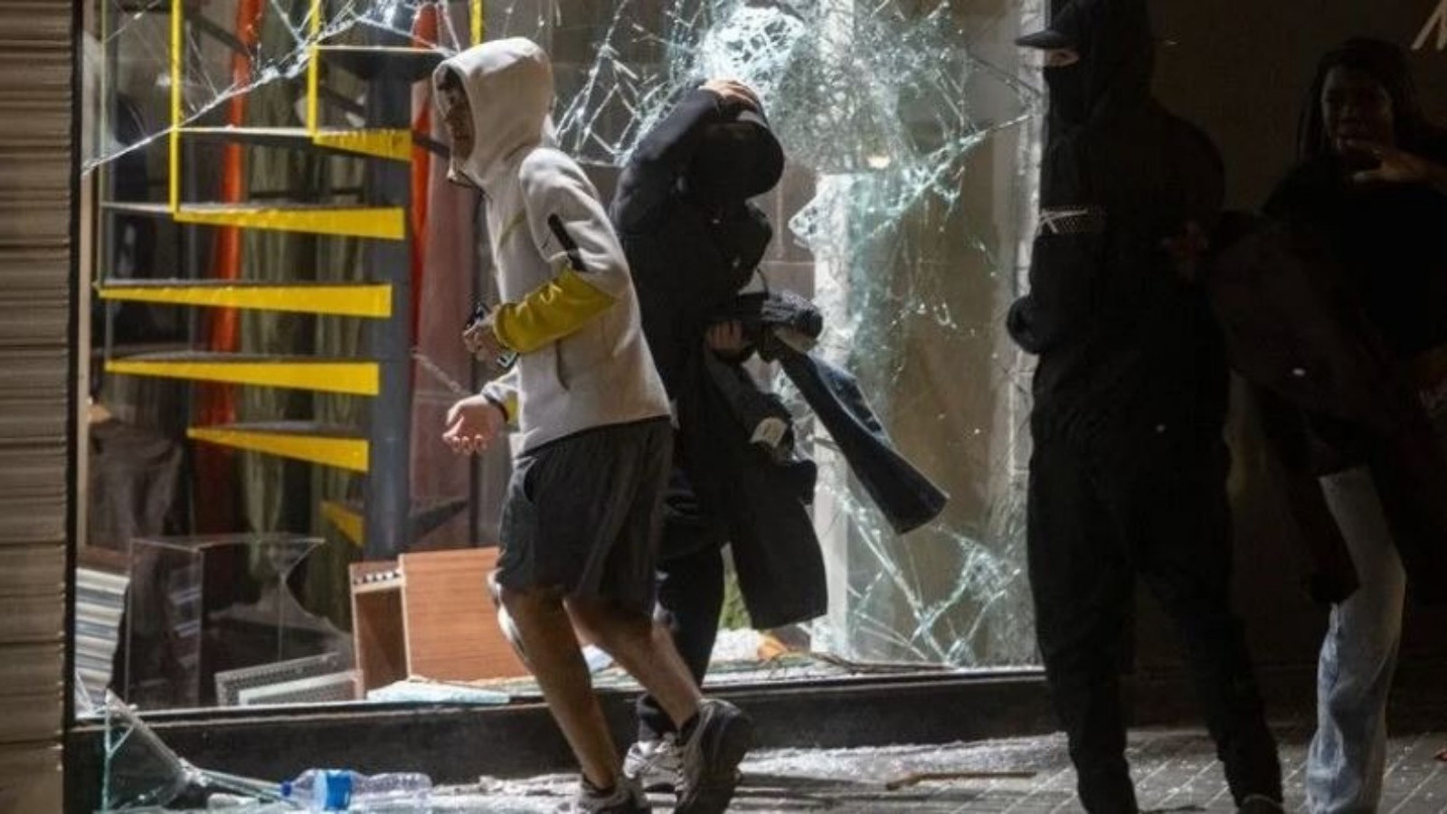 Barselona'da gençlerin protestosunda şiddet olayları ve yağma yaşandı