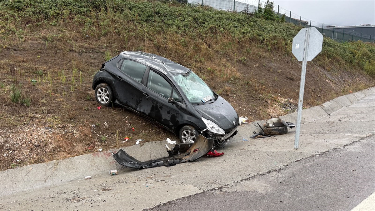 Sakarya'da otomobilin takla atması sonucu 2 kişi yaralandı