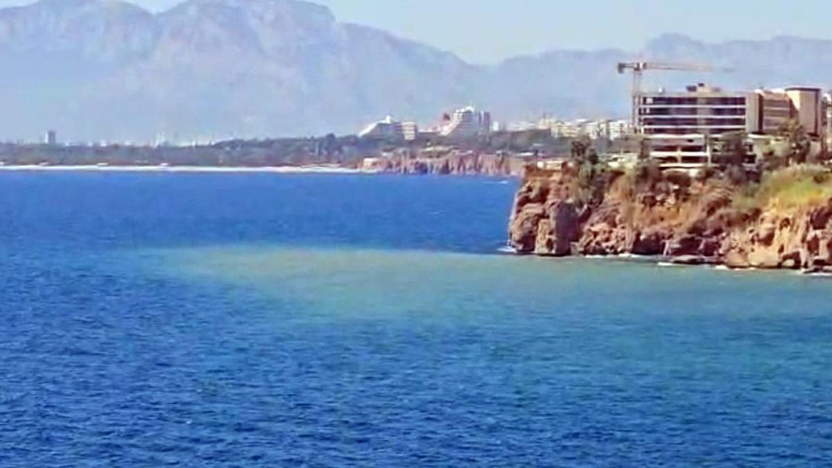 Antalya'da denizdeki renk değişiminin içme suyu hattı arızası olduğu açıklandı