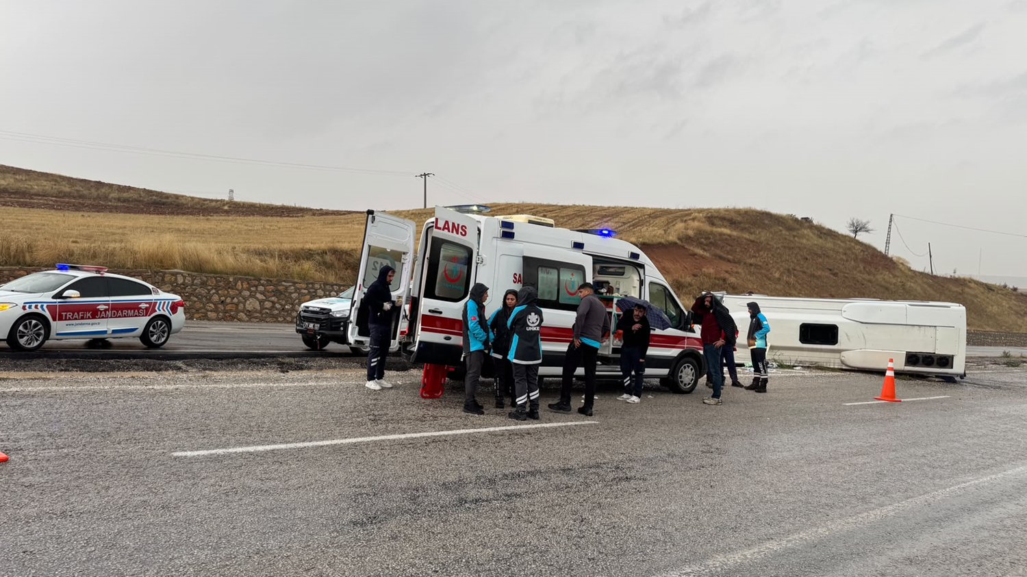 Kırıkkale'de işçi midibüsü devrildi: 14 kişi yaralandı