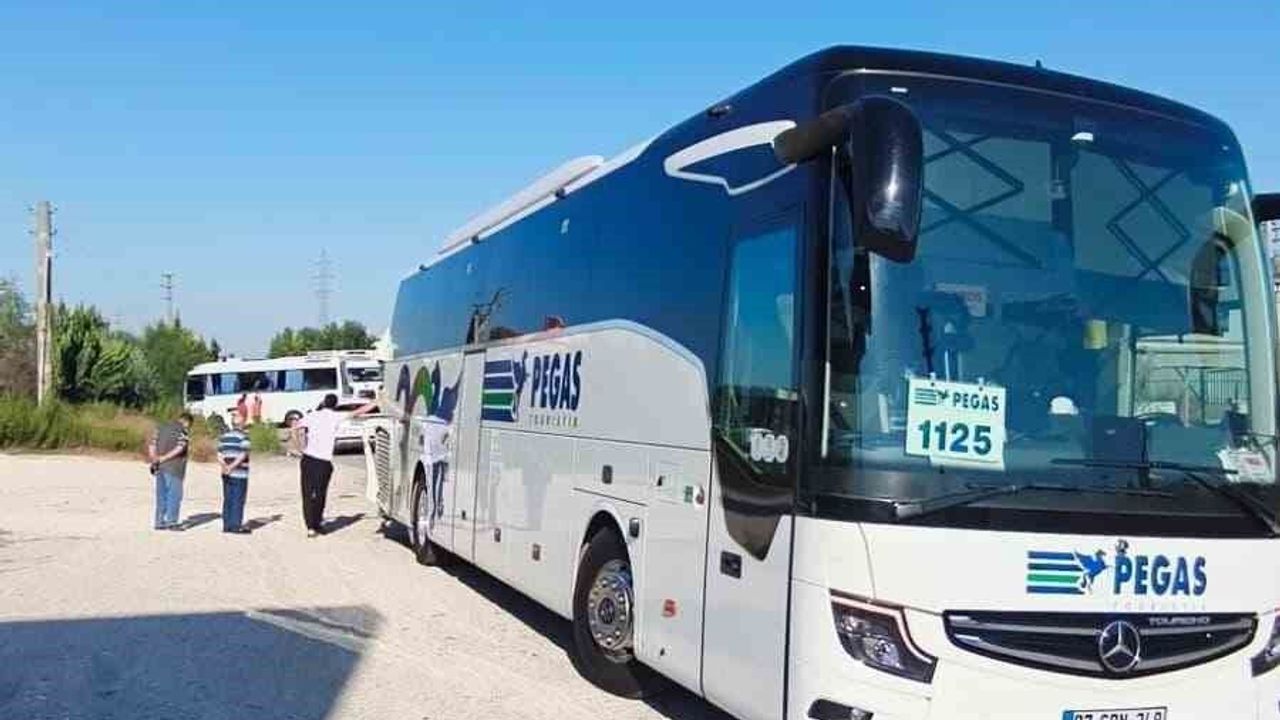 Antalya'da servis midibüsünün tur otobüsüne çarpması sonucu 6 kişi yaralandı