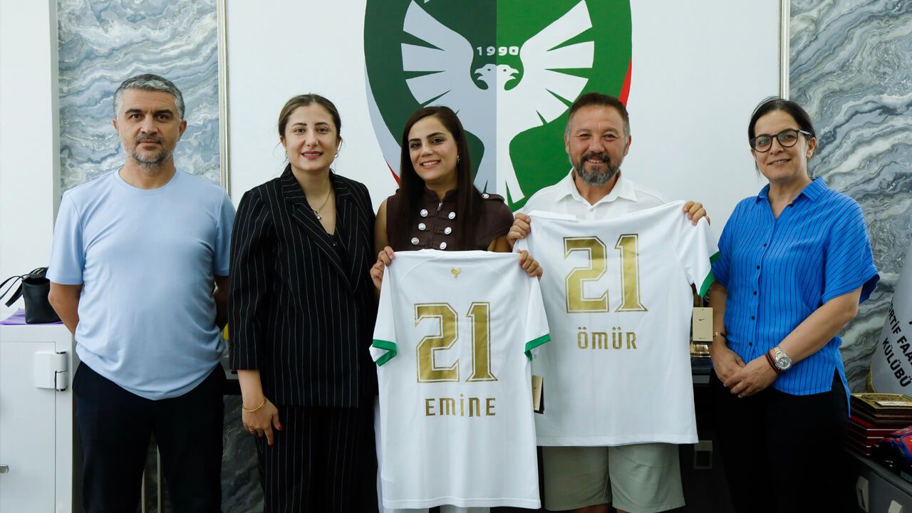 Amedspor, Trabzon'da saldırıya uğrayan aileyi Diyarbakır'da ağırladı
