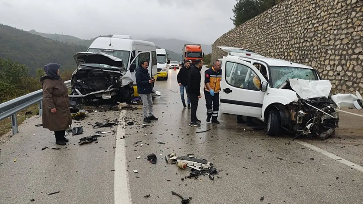 Bursa'da minibüs ile ticari aracın çarpışması sonucu 1 ölü, 10 yaralı