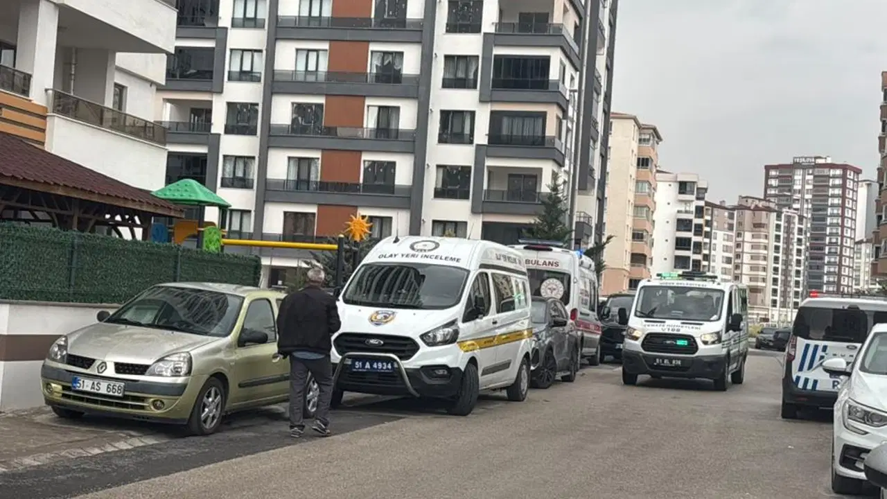 Niğde'de 22 yaşındaki genç kız bir binanın çatı katında ölü bulundu