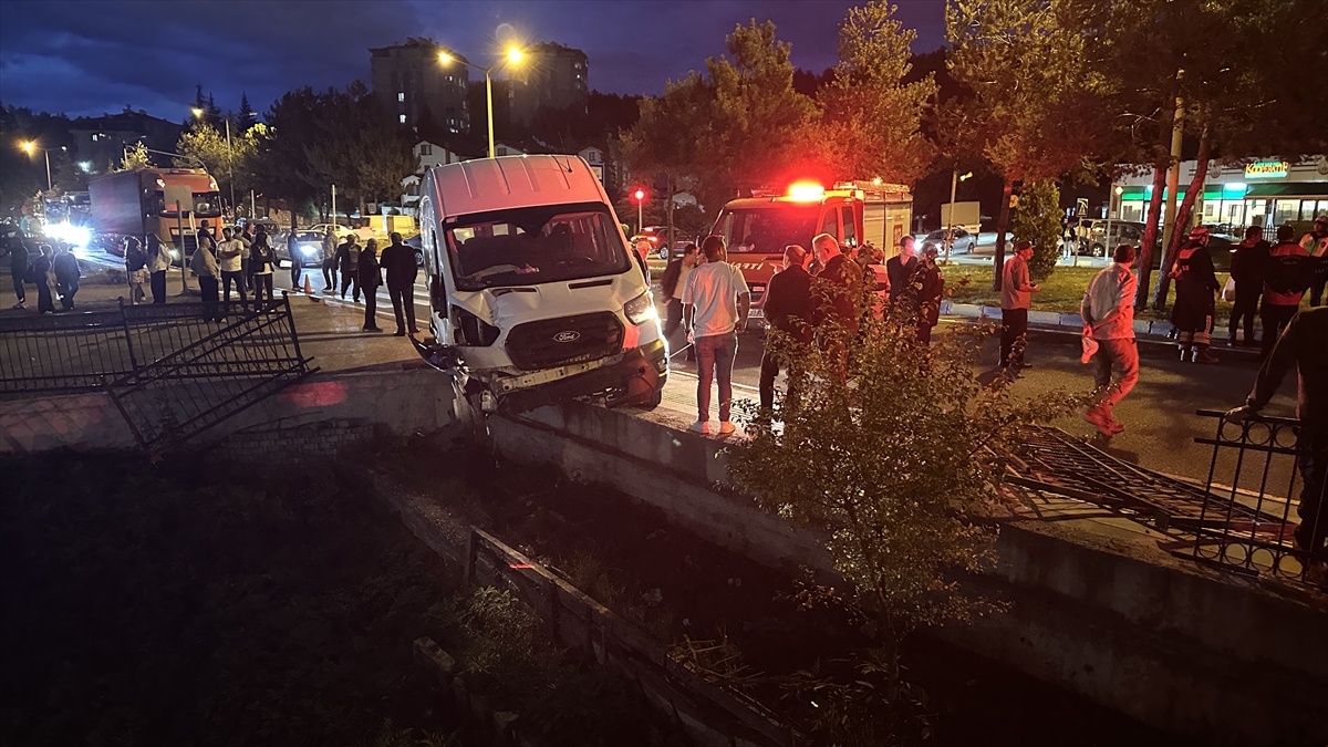 Kastamonu'da kontrolden çıkan minibüs boşluğa devrilmekten kurtuldu