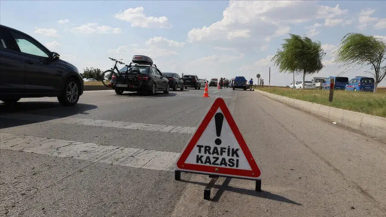 Kırıkkale'de otomobil ile minibüsün çarpışması sonucu 6 kişi yaralandı