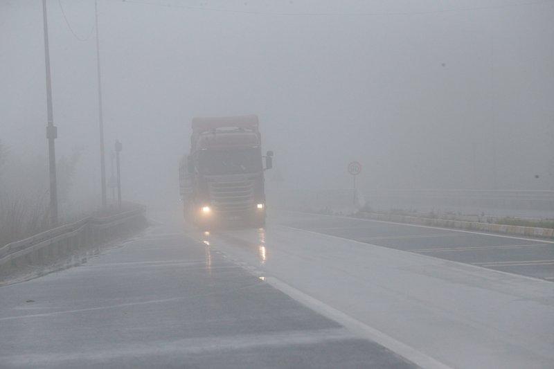 Bolu Dağı geçişinde sis nedeniyle görüş mesafesi 35 metreye düştü