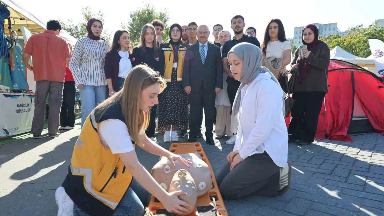 Düzce Üniversitesi'nde 150 öğrenci topluluğu tanıtım stantlarını açtı