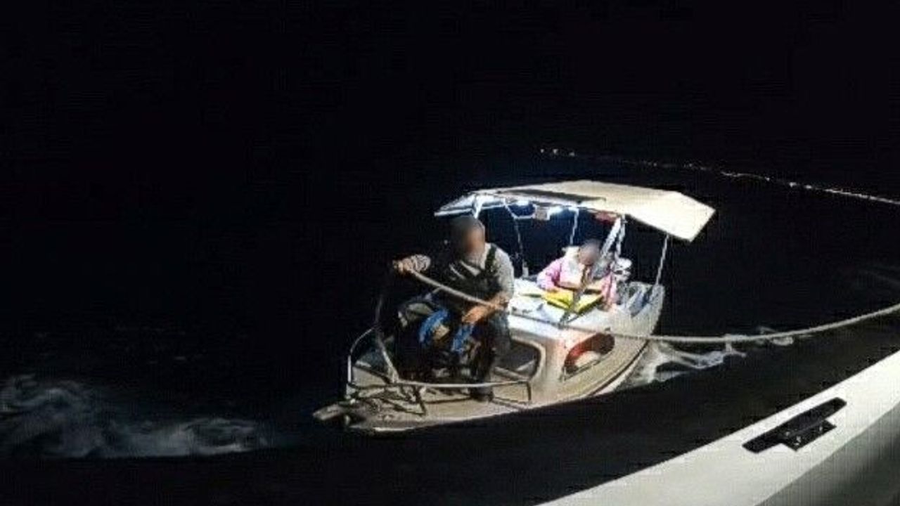Didim açıklarında motoru arızalanan teknedeki 2 kişi kurtarıldı